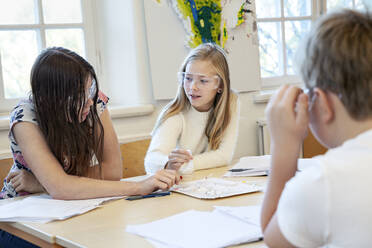 Kinder im Klassenzimmer - JOHF03336