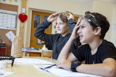 Jungen im Klassenzimmer - JOHF03339