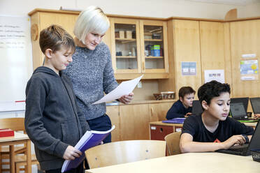 Kinder mit Lehrer im Klassenzimmer - JOHF03342