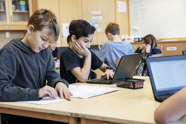 Jungen benutzen Laptops in der Schule - JOHF03345