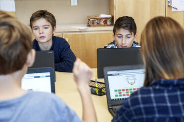 Jungen benutzen Laptops in der Schule - JOHF03347