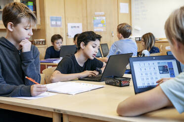 Jungen benutzen Laptops in der Schule - JOHF03349