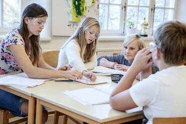 Kinder mit Lehrer im Klassenzimmer - JOHF03353