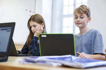 Schulkinder benutzen Laptops - JOHF03356