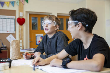 Jungen im Klassenzimmer - JOHF03363