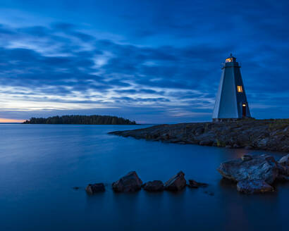 Leuchtturm in der Abenddämmerung - JOHF03398