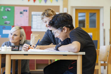 Schuljungen im Klassenzimmer - JOHF03409