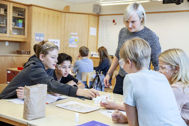 Schulkinder mit Lehrer im Klassenzimmer - JOHF03410