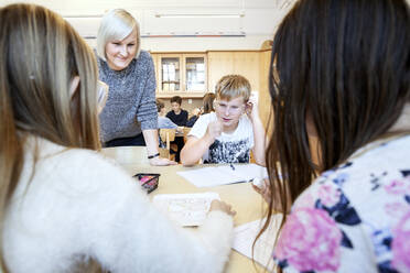 Schulkinder mit Lehrer im Klassenzimmer - JOHF03416