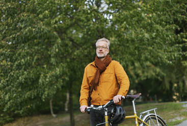 Mann mit Fahrrad - JOHF03436