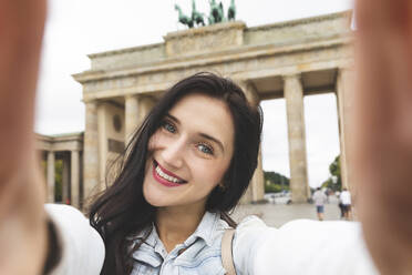 Selfie einer glücklichen jungen Frau am Brandenburger Tor, Berlin, Deutschland - WPEF02039