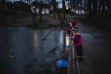 Girls at lake - JOHF03468