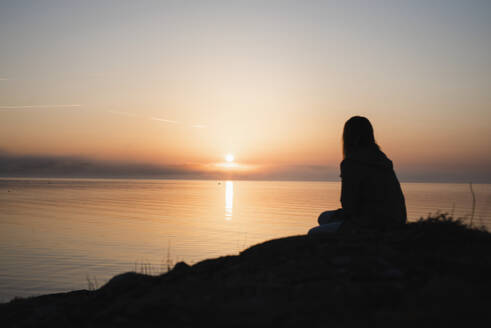 Silhouette einer Person auf See - JOHF03507