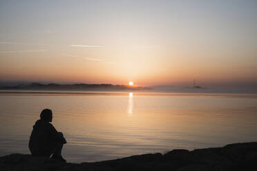 Silhouette einer Person auf See - JOHF03509