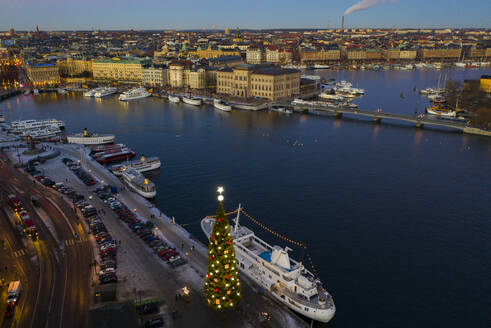 Weihnachtsbaum auf See, Stockholm, Schweden - JOHF03527