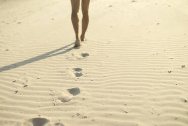Frau läuft auf Sand - JOHF03558