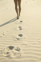Frau läuft auf Sand - JOHF03559