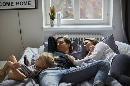 Familie im Bett - JOHF03566