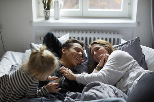 Familie im Bett - JOHF03580