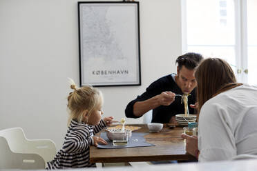 Familie am Tisch - JOHF03584