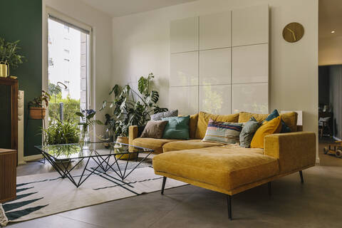 Innenaufnahme einer Couch im Hygge- oder Scandi-Stil im Wohnzimmer, Köln, Deutschland, lizenzfreies Stockfoto