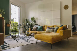 Innenaufnahme einer Couch im Hygge- oder Scandi-Stil im Wohnzimmer, Köln, Deutschland - MFF04864