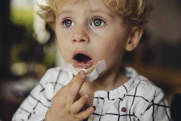 Portrait of little boy with patch on his chin - MFF04866