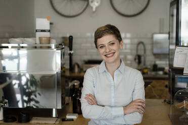 Porträt einer selbstbewussten Frau in einem Kaffeehaus - KNSF06756