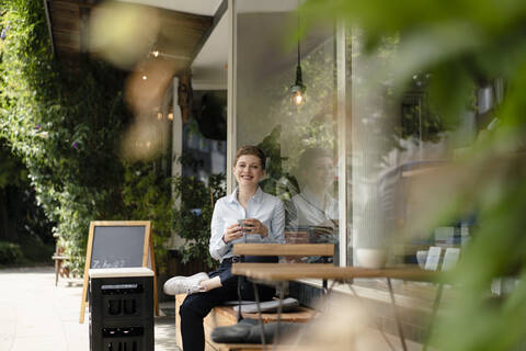 Porträt einer lächelnden Geschäftsfrau in einem Cafe, lizenzfreies Stockfoto