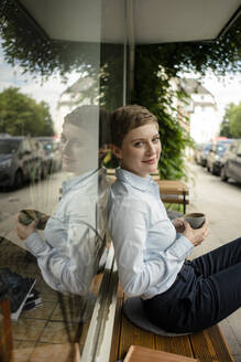 Porträt einer entspannten Geschäftsfrau in einem Cafe - KNSF06791