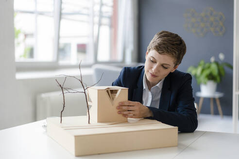 Geschäftsfrau bei der Arbeit an einem Architekturmodell im Büro - KNSF06803