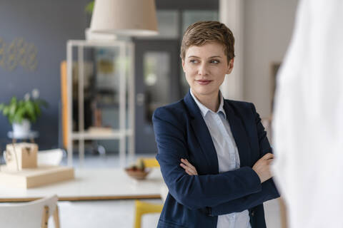 Porträt einer selbstbewussten Geschäftsfrau im Büro, lizenzfreies Stockfoto
