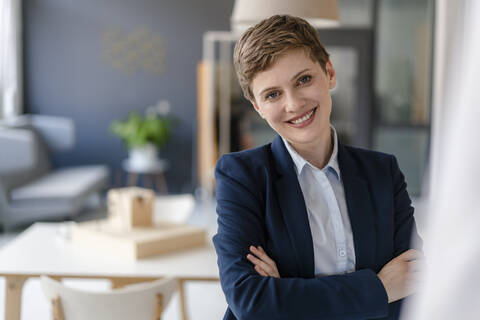 Porträt einer selbstbewussten Geschäftsfrau im Büro, lizenzfreies Stockfoto