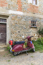 Motorroller vor einem alten Haus, Toskana, Italien - MGIF00801