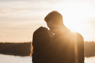 Küssendes Paar bei Sonnenuntergang - JOHF03622