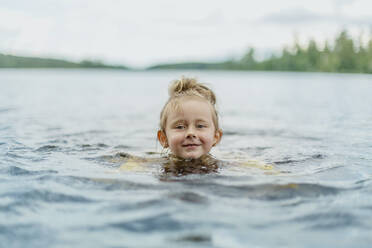 Mädchen schwimmt im See - JOHF03663