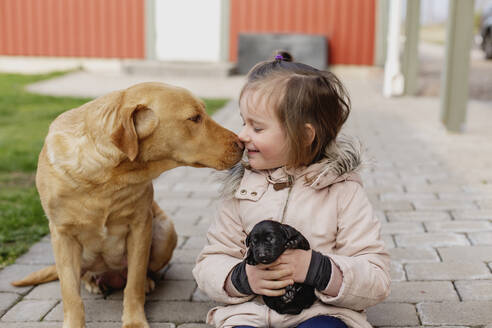 Mädchen mit Hund - JOHF03665