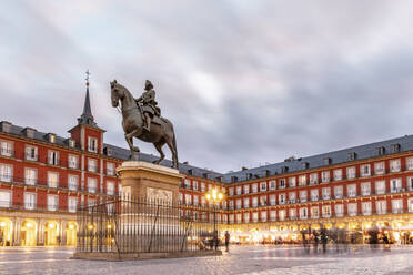 Spanien, Madrid, Beleuchtete Plaza Mayor in der Abenddämmerung - WPEF02044