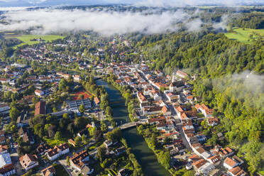 Deutschland, Bayern, Wolfratshausen, Luftaufnahme der Stadt auf dem Lande entlang der Loisach - LHF00726