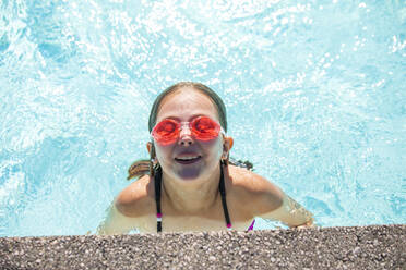 Glückliches Mädchen im Schwimmbad - JOHF03693