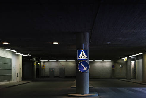 Straßenschild in der Tiefgarage - JOHF03762