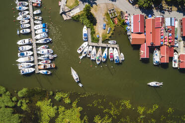 Boote im Yachthafen - JOHF03841