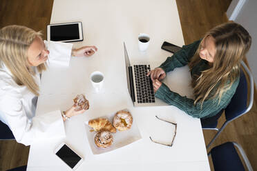 Women at coffee break - JOHF03867