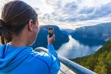 Frau fotografiert Fjorde - JOHF03897