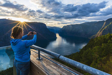 Frau fotografiert Fjorde - JOHF03898