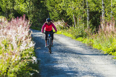 Frau beim Radfahren - JOHF03982