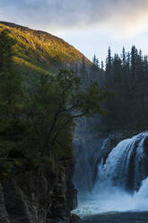 Blick auf den Wasserfall - JOHF03987