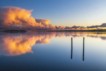 Wolken spiegeln sich im Meer - JOHF03995