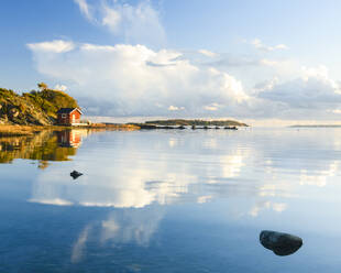 Wolken spiegeln sich im Meer - JOHF03996