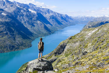 Wanderer in den Bergen - JOHF04001